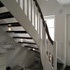 zweifarbig lackierte Treppe viertel gewendelt mit LED-Beleuchtung