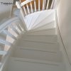 Weiße Treppe mit Trittstopp