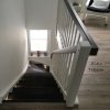 Zweifarbig lackierte Treppe, viertel gewendelt mit LED-Beleuchtung
